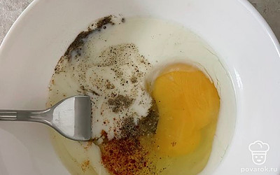 Разбиваем одно яйцо, добавляем 50 миллилитров молока. Добавляем щепотку соли, паприки и молотый перец по вкусу.