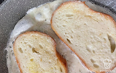 Заливаем тост смесью и жарим 2 минуты.