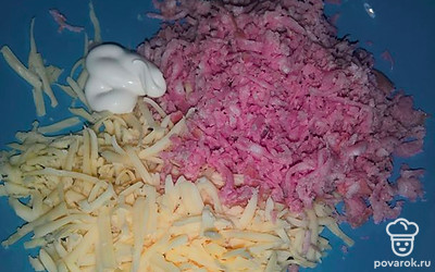 Натереть колбасу и сыр, добавить майонез. Перемешать. 