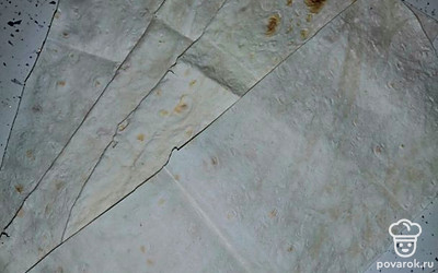 Лаваш разрезать на полоски шириной 10 сантиметров. 