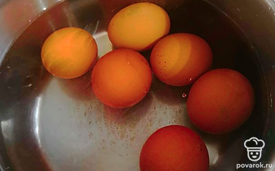 Сварить яйца.