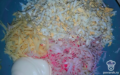 Натереть на терке сыр, яйца, крабовые палочки. Добавить майонез. 