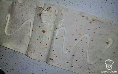 Лаваш разделить на 2 части и смазать майонезом каждую. 