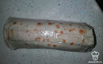 Свернуть сначала одну половину, потом сверху другую. Замотать пищевой пленкой и убрать в холодильник на ночь. 