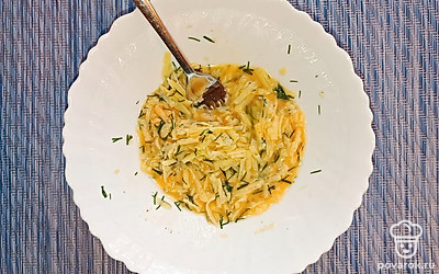 Хорошо перемешиваем яичную смесь до однородной массы.