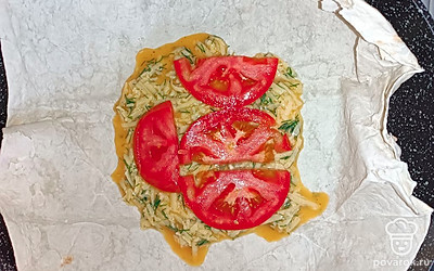 В сковородку кладем лаваш. По желанию сковородку можно смазать маслом. На лаваш выкладываем яичную смесь и помидоры.