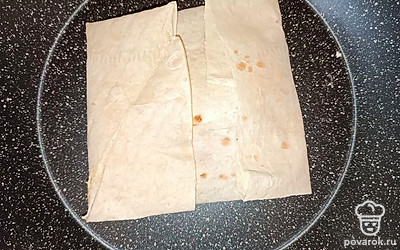 Сворачиваем лаваш так, чтобы получился квадрат. Обжариваем на слабом огне под закрытой крышкой до золотистой корочки с двух сторон.