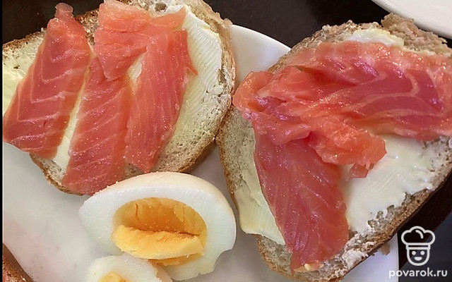 Бутерброд с форелью и отварным яйцом на завтрак — Рецепт с фото