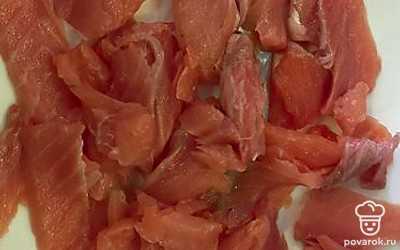 Нарезаем рыбу тоненькими слайсами.