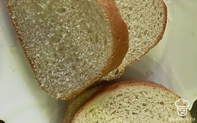 Нарезаем батон или багет.