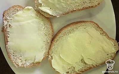 Намазываем сливочное масло на батон.