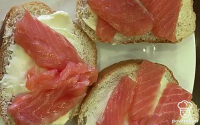 Формируем бутерброд, раскладываем рыбу.