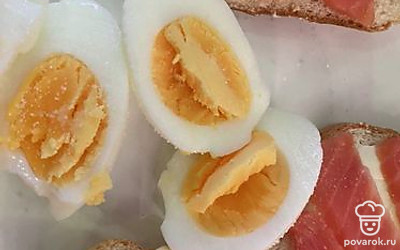 Отвариваем куриное яйцо.