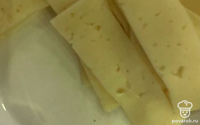 Нарезаем сыр.