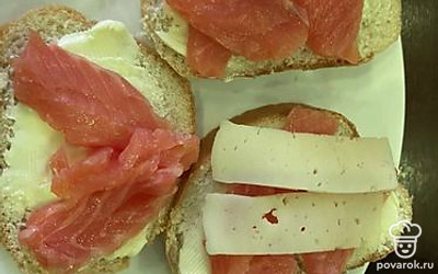 Можно сверху положить российский сыр.