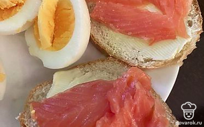 Завариваем свежий чай, добавляем лимон, сахар и наслаждаемся завтраком.