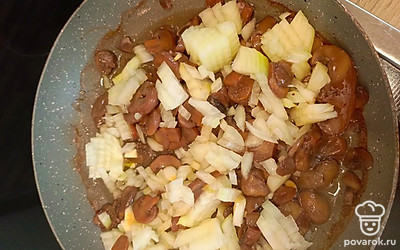 Грибы обжарить с луком.
