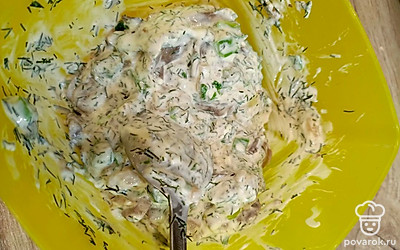 Смешать обжаренные грибы с мелко нарубленной зеленью и сыром. Сыр нужен плавленый.