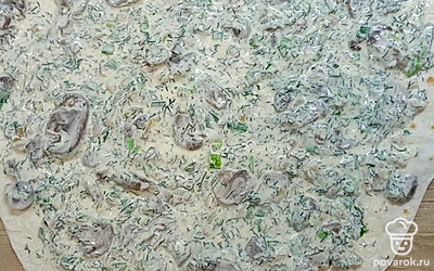 Распределить начинку по лавашу. Скрутить в рулет, убрать в холодильник пропитаться.