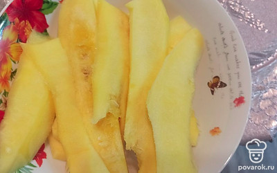 Кабачок чистим и нарезаем на тонкие полосочки. Солим и даем постоять 5 минут. 