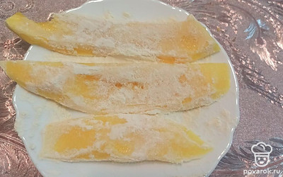 Сливаем жидкость и обваливаем кабачок в муке с двух сторон.