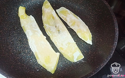 Обжариваем кабачок на растительном масле с двух сторон. Томим по 3 минуты. 