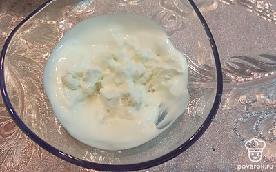 Смешиваем сметану и творожный сыр.