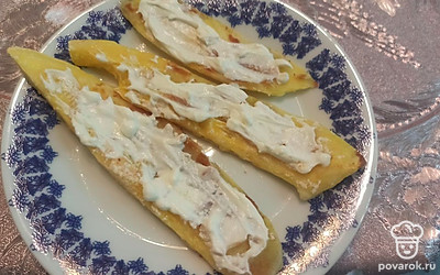 Смазываем кабачок творожно-сметанной начинкой. 