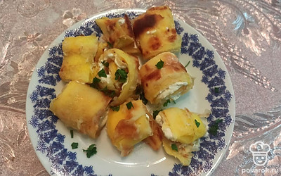 Посыпаем рулетики свежей зеленью и подаем к столу. 