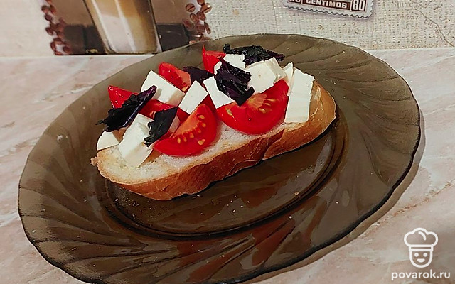 Брускетта с помидором и брынзой — Рецепт с фото