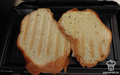 Поджариваем хлеб.