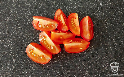 Помидор нарезаем кубиками и сбрызгиваем лимоном.