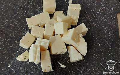 Брынзу нарезаем кубиками.