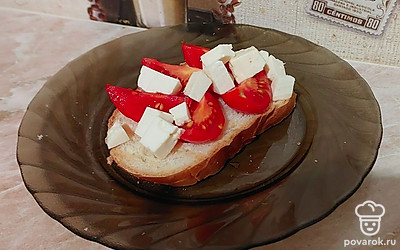 Выкладываем помидор и сыр на хлеб и наслаждаемся вкусом.