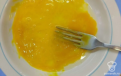 Яйцо взбиваем в тарелке и выливаем его на разогретую сковороду.