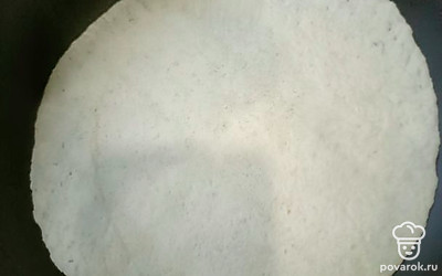 Пока яйцо не схватилось, выкладываем тортилью.