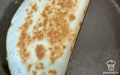 Складываем лепешку пополам. Обжариваем с двух сторон до румяной корочки.