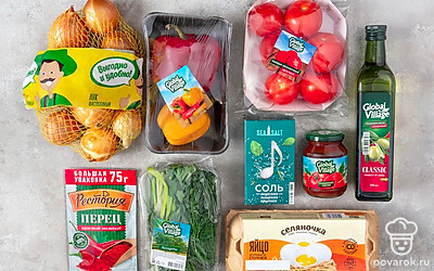 Вымойте яйца «Селяночка», помидоры Global Village и перец «Рестория». У перца Global Village удалите плодоножку и семена. Лук «Выгодно и удобно» очистите. Зелень Global Village промойте.