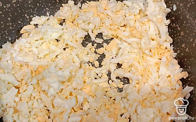 Яйца отварить, натереть на терке.