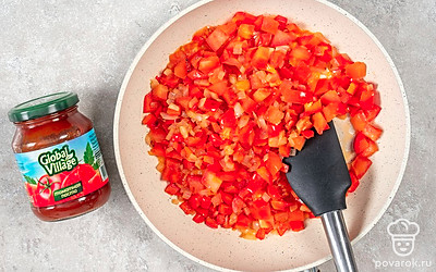 Помидоры Global Village, перец «Рестория» и лук «Выгодно и удобно» нарежьте мелкими кубиками. Разогрейте сковороду с маслом и обжарьте до золотистости лук. Потом выложите перец и жарьте до мягкости. Добавьте помидоры Global Village и обжаривайте минут 8–10, прикрыв крышкой. Добавьте томатную пасту Global Village, соль Sea Salt, перец «Рестория» и перемешайте.