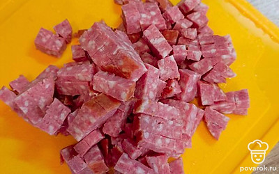 Колбас нарезать кубиками.