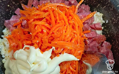 Смешать корейскую морковь, яйца, колбасу, майонез.
