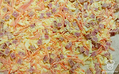 Распределить начинку по лавашу.