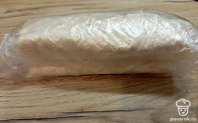 Скрутить рулет. Разрезать пополам, завернуть в пакет. Дать пропитаться.