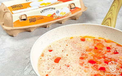 Яйца «Селяночка» слегка взбейте, чтобы они смешались, затем перелейте в сковороду. Обжарьте на медленном огне пару минут, периодически помешивая. Выключите огонь и оставьте под крышкой на 2 минуты доходить.