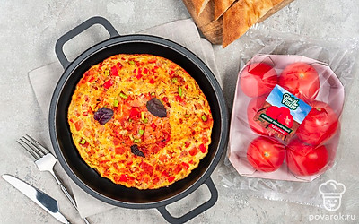 Поставьте сковороду с омлетом на стол. Рядом поставьте корзинку с лавашем.