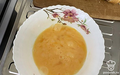 Яйца разбить в миску.