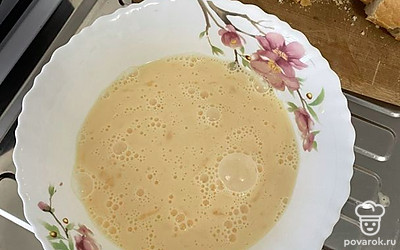 Перемешать вилкой и добавить молоко.