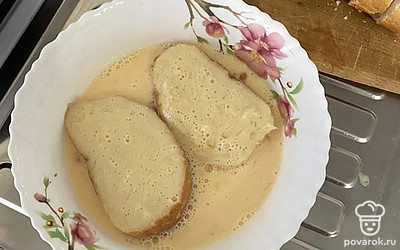 Смочить хлеб в яичной смеси.