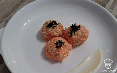 Из получившейся массы сформировать шарики. Шарики запанировать в кунжут. 